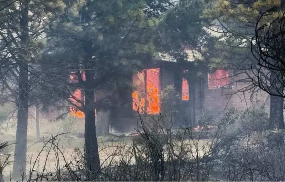Bosque en llamas. El fuego devoró al menos 4 viviendas y dañó otras 50. También una escuela sufrió daños. El municipio declaró la emergencia.