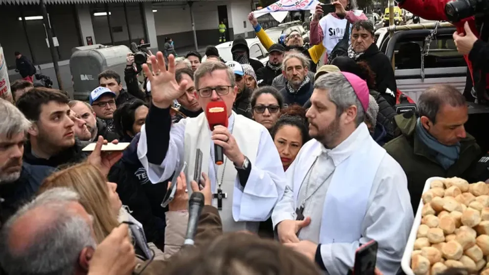 El arzobispo de Buenos Aires, duro contra el gobierno: “No podemos desentendernos de los que sufren”