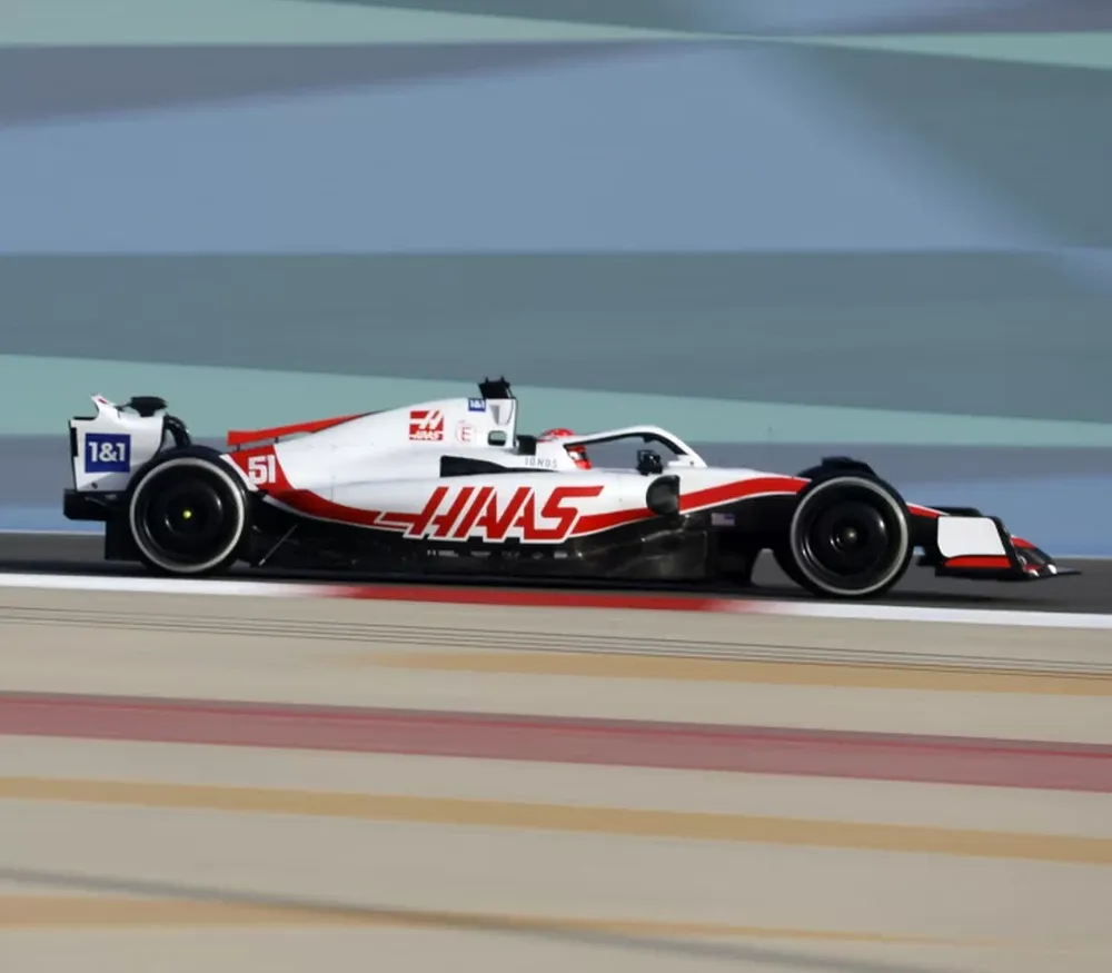 Magnussen y el Hass sorprenden en Bahrein