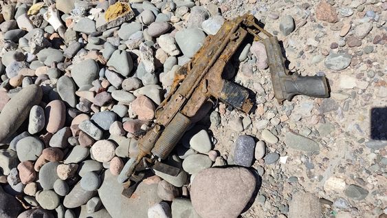 hallazgo en chimbas: ocultas en un buzo, encontraron dos armas de fuego oxidadas