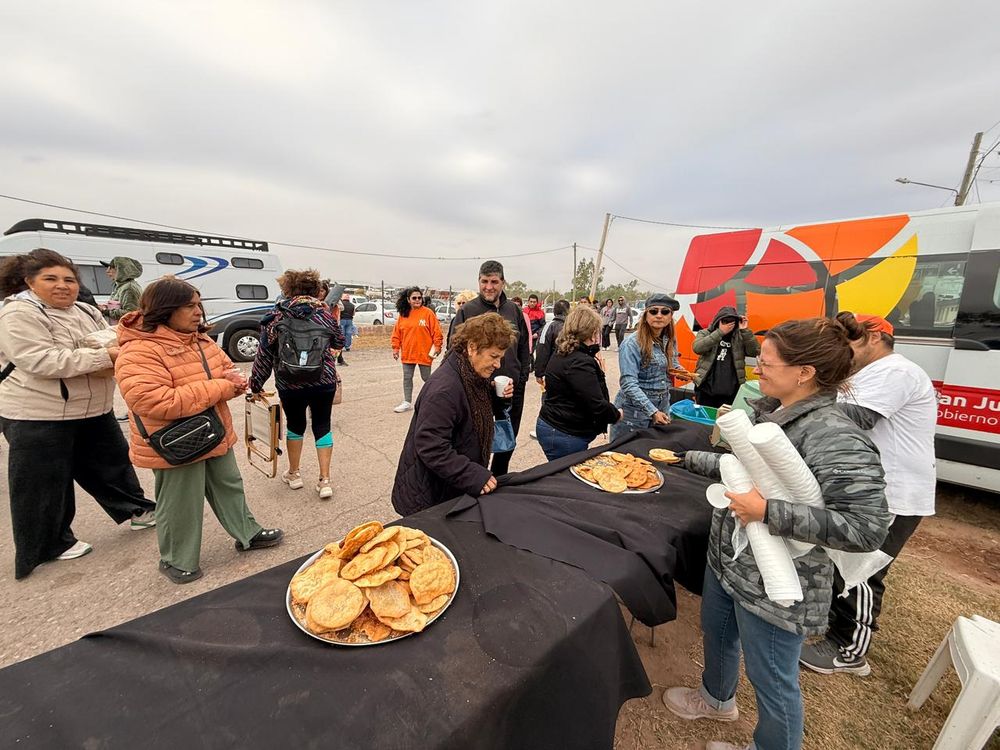 Hubo un stand del Ministerio de Turismo en el santuario de Bermejo donde le entregaron agua, mate cocido y sopaipillas gratis a la gente.