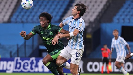 LA PERMEABILIDAD  DEFENSIVA de Racing fue aprovechada por los colombianos, que acertaron en las contras.