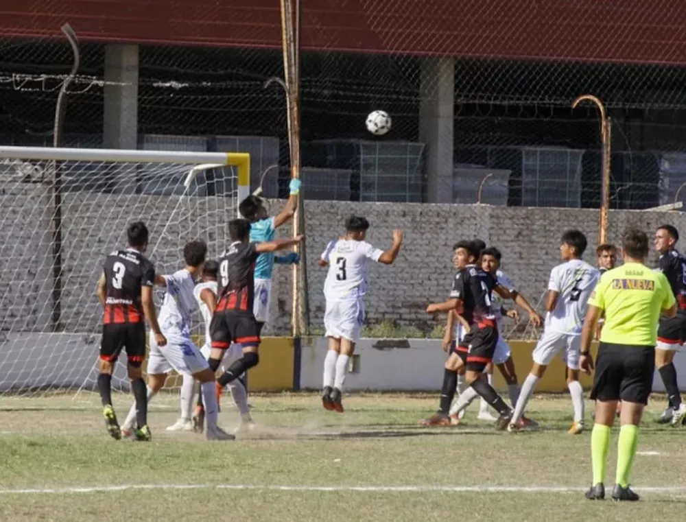 Regional Amateur: en una zona, ganaron Alianza y Colón; en la otra, dos empates