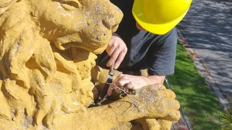 Diario de Cuyo | ESPECIALISTAS toman muestras de un monumento de la Escuela nº6 de Atalaya (Provincia de Buenos Aires).