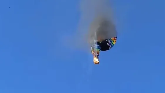 UNA BOLA DE FUEGO. Las imágenes del globo cayendo envuelto en llamas inundaron las redes sociales y causaron gran conmoción en Internet.