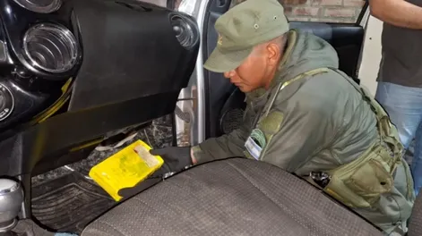 En el Control de San Carlos detuvieron a dos personas con más de un kilo de cocaína oculto en el auto