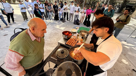La peatonal se llenó de interesados y curiosos que quisieron conocer un poquito más sobre el tomaticán.