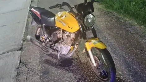 Una pareja llevaba a una bebé en moto, la manta que la envolvía se enredó con la rueda, lastimando una pierna