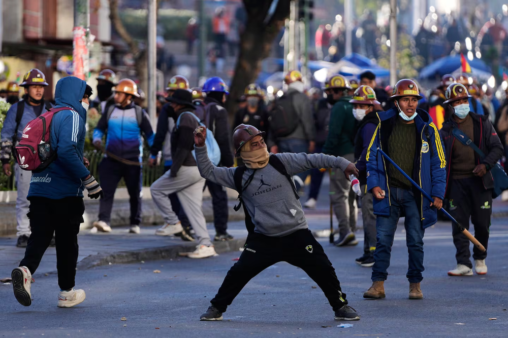 Mineros artesanales se enfrentan a la policía durante una protesta para exigir acceso a zonas mineras ampliadas en La Paz, Bolivia.