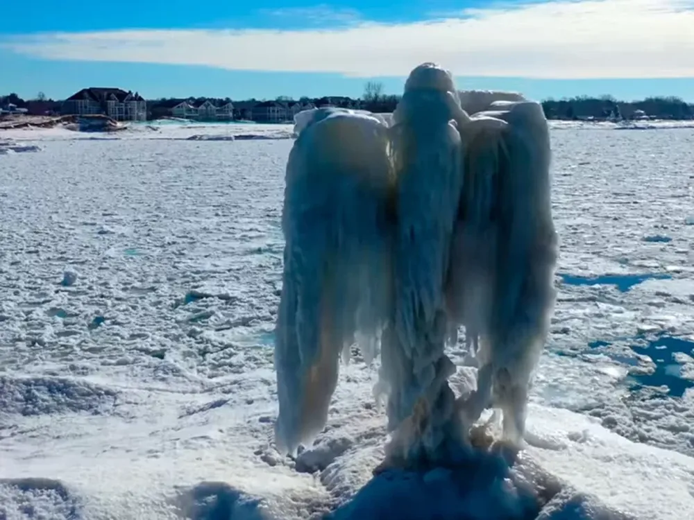 Conmoción por la aparición de un ángel de hielo en un lago