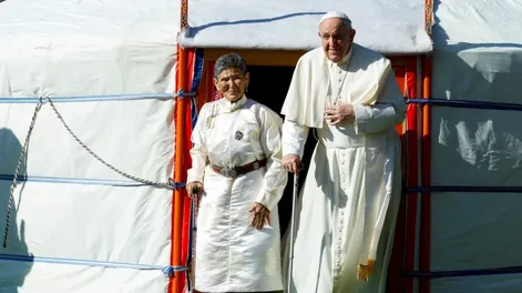Francisco, cautivado por carpas nómades de Mongolia y por una estatuilla rescatada de la basura