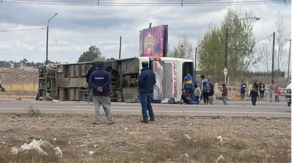 Volcó un micro con hinchas de Boca en Mendoza: una mujer muerta y varios heridos