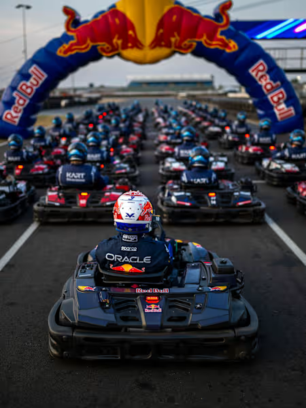 Max Verstappen partió desde el último lugar y terminó ganando el desafío “Max vs 100” en Silverstone.
