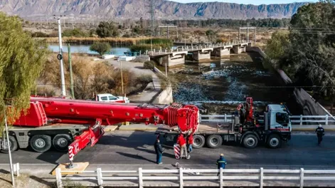 Diario de Cuyo | IMPONENTE. Con una grúa gigante lograron retirar y trasladar las compuertas del Dique Partidor San Emiliano para comenzar con su reparación en talleres.