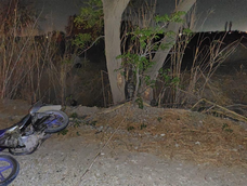 Tragedia en Pocito: murió un motociclista tras chocar contra un árbol y caer a un canal.