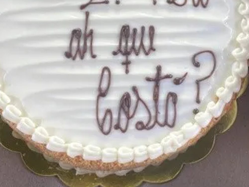 Le hicieron mal la torta que pidió y decidió modificarla con un tutorial de YouTube