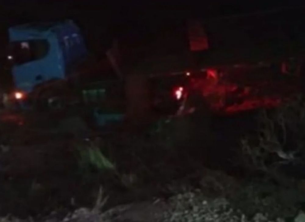 *Ruta 7: un camión desbarrancó y el chofer quedó gravemente herido