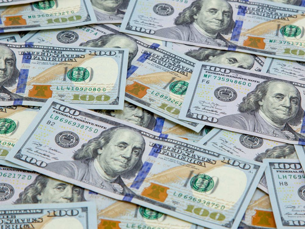 El dólar oficial cerró a $98,59, mientras que los bursátiles cotizan con alzas