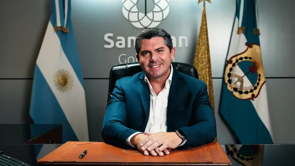 El gobernador Marcelo Orrego en el desapacho en Casa de Gobierno. Fuente: equipo de prensa oficial.-