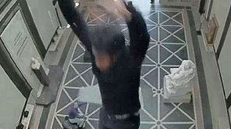 Video: cayó del techo de un museo y ganó un juicio millonario