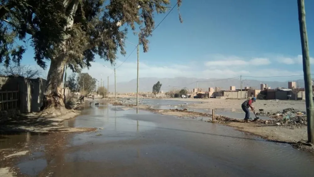 Enojo vecinal por la rotura de un caño que inundó las calles de Villa Independencia