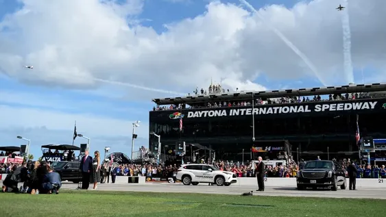Donald Trump fue el gran showman en las famosas 500 de Daytona