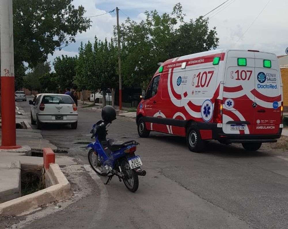 Doblaban en la misma esquina y una moto chocó con un taxi