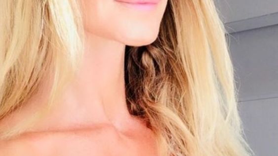 Ivana Nadal se convirtió en una guerrera amazónica tapándose solo con su pelo