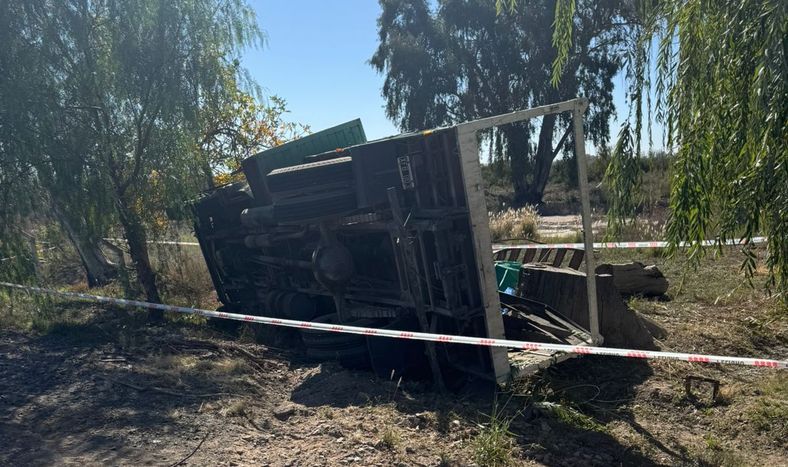 Vuelco fatal en Sarmiento.