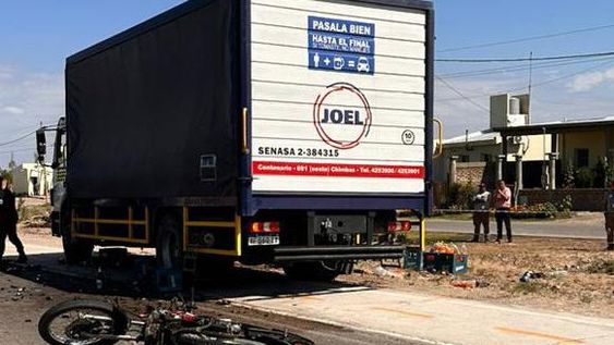 Por esquivar un perro, un joven murió aplastado por un camión en San Martín