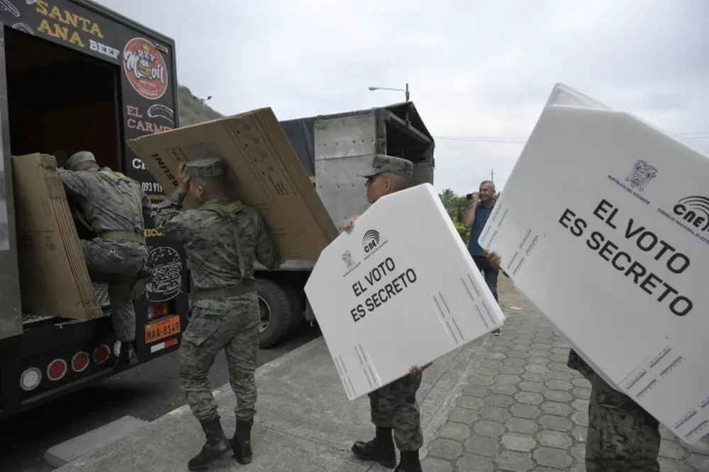 Ecuador votó para elegir presidente y legisladores en medio de tensión por clima de violencia