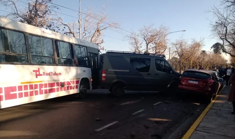 Aparatoso choque: un micro embistió una combi que terminó contra dos autos estacionados