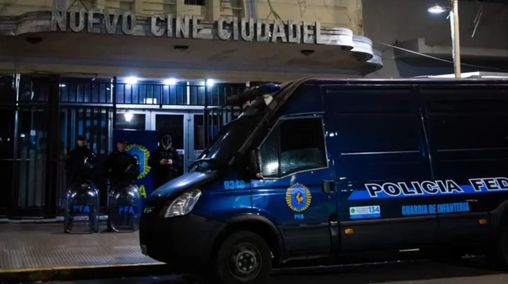 Allanaron un cine porno y detuvieron a los dueños por presunta explotación sexual