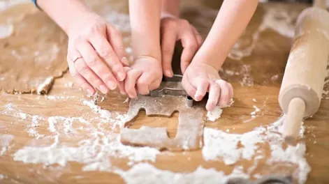 Quiso cocinarle galletas con forma de faro a su hijo pero el resultado fue otro
