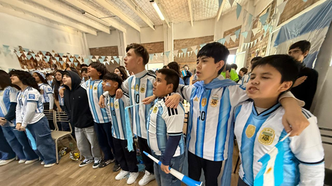 Alumnos del Colegio Mercedario entonando el Himno Nacional Argentino.