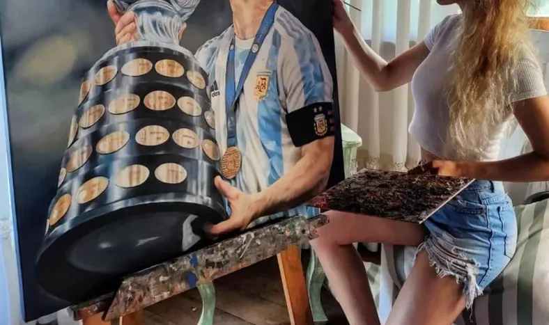 Locura por Messi: una artista pintó un cuadro hiperrealista del astro y se lo llevó a la AFA