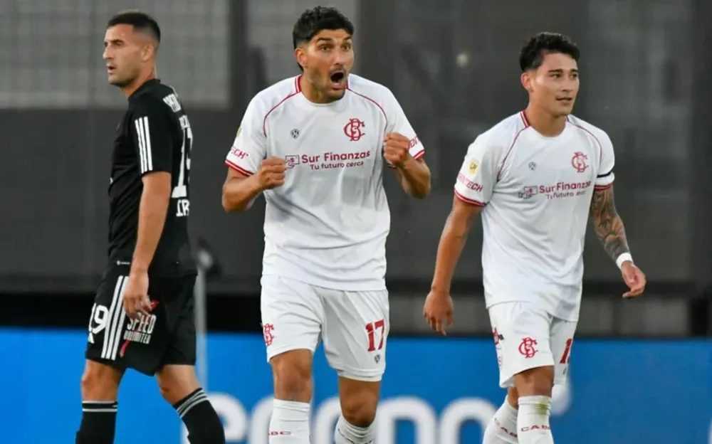 Goleador. Nicolás Blandi terminó siendo la carta del triunfo para Barracas ante Riestra.