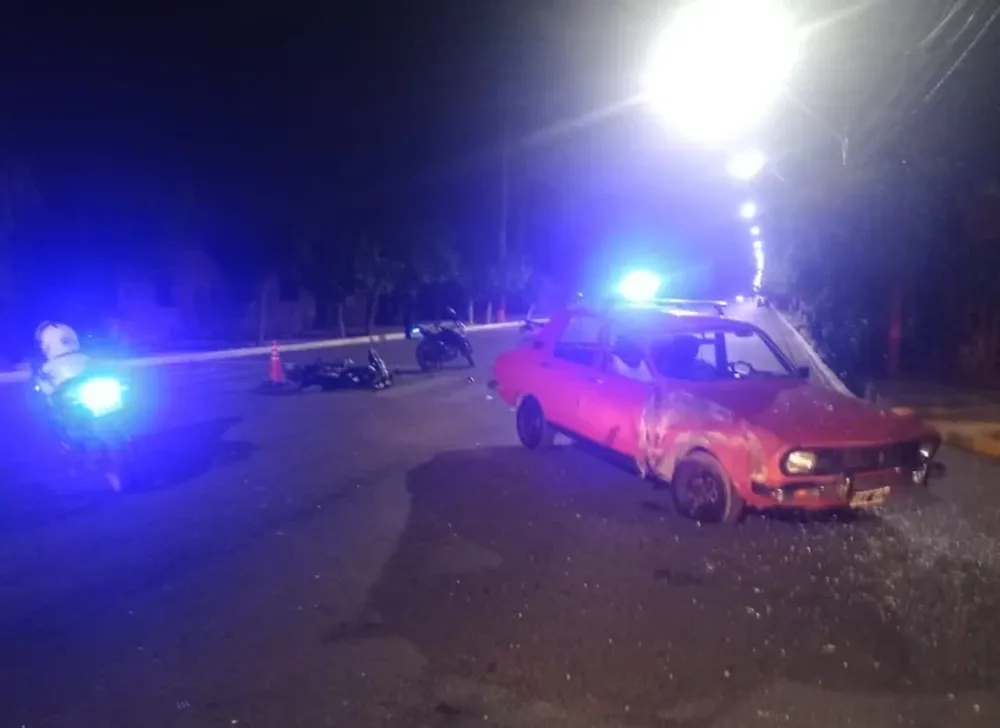 Creen que manejaba ebrio, chocó a un motociclista que tuvo dos fracturas y su nieto terminó hospitalizado