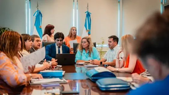 Docentes aceptaron un aumento salarial hasta julio atado a la inflación y una fuerte mejora en el nomenclador