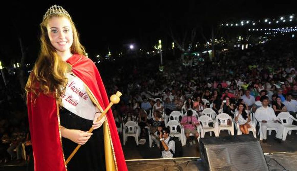 Ángeles, la rubia que ganó la corona de Santa Lucía