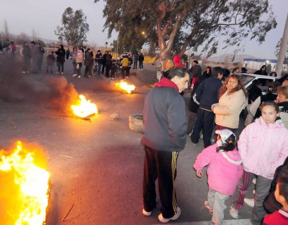 Cortan las calles de Ullum tras violento asalto a joven