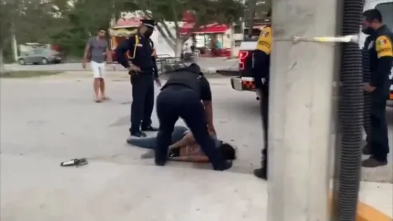 [VIDEO] Brutalidad policial en México: asfixian a una mujer hasta matarla