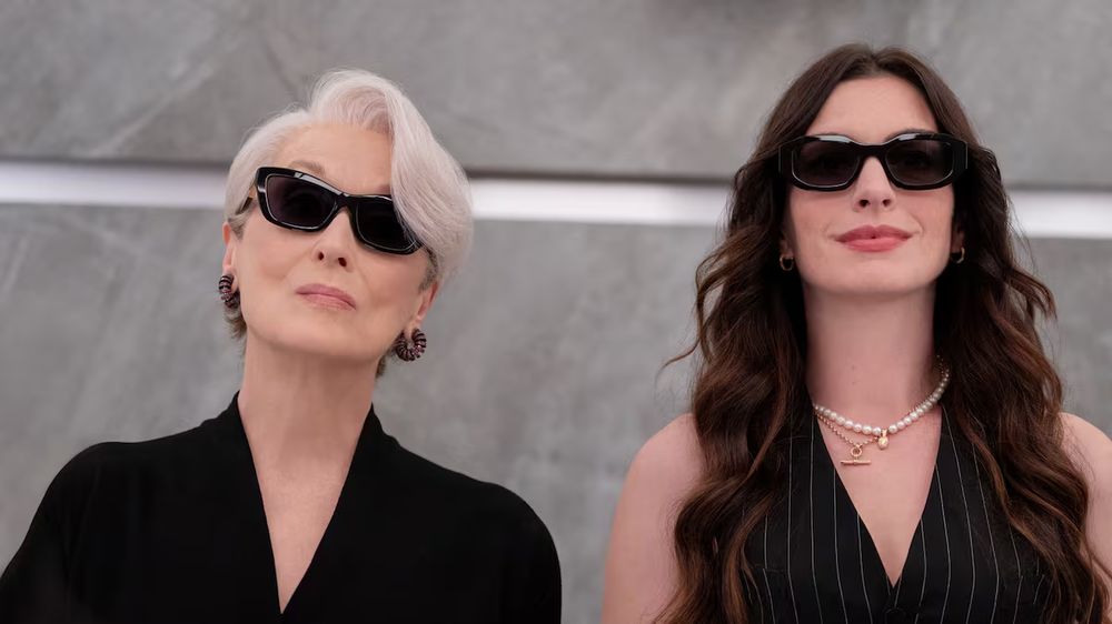 Miranda Priestly (Meryl Streep), la legendaria y temida editora de la revista Runway, se reencuentra con su antigua empleada, Andy Sachs (Anne Hathaway), que ahora ostenta otra posición  