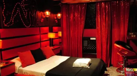 Escándalo en un hotel alojamiento por una parejita de novios “desenfrenada”