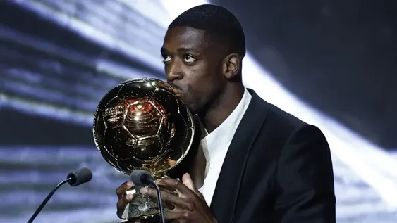 EL NUEVO REY  Ousmane Dembélé jugador de PSG con su Balón de Oro 2025. Sucede a Rodri, que lo obtuvo en 2024.
