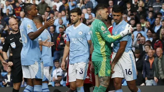 El Manchester City, con Álvarez, no afloja en su paso demoledor