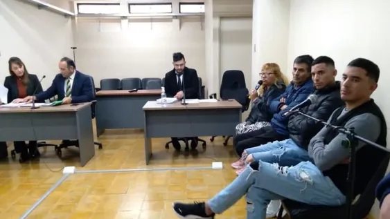 Amenazó al ex con un arma, condenada, sus parientes la apoyaron, pero zafan