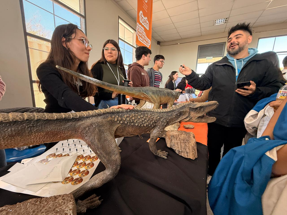 Las rocas y dinosurios son la estrellas principales en el stand de la carrera de Licenciatura en Geología. Las rocas y dinosurios son la estrellas principales en el stand de la carrera de Licenciatura en Geología.