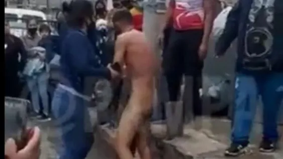 [Video] Vecinos detuvieron a un ladrón de un celular y lo dejaron desnudo a golpes