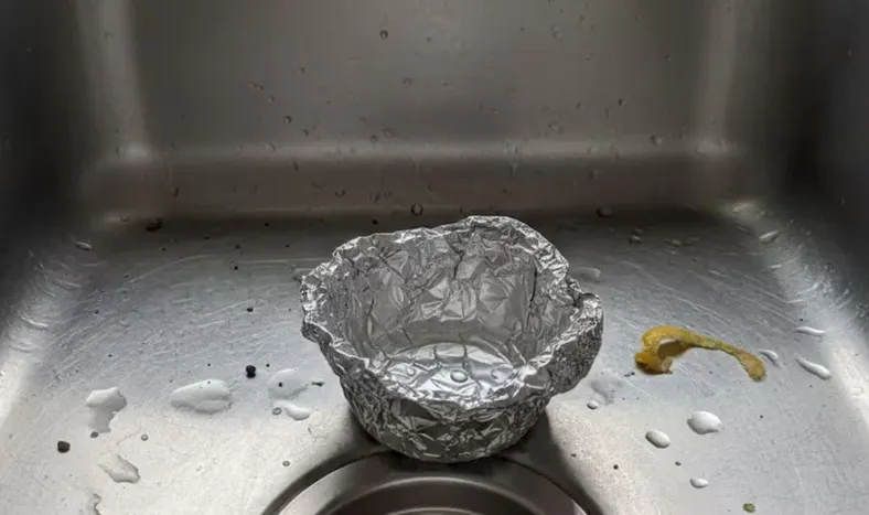 Por qué el papel aluminio podría salvar el desagüe de tu cocina